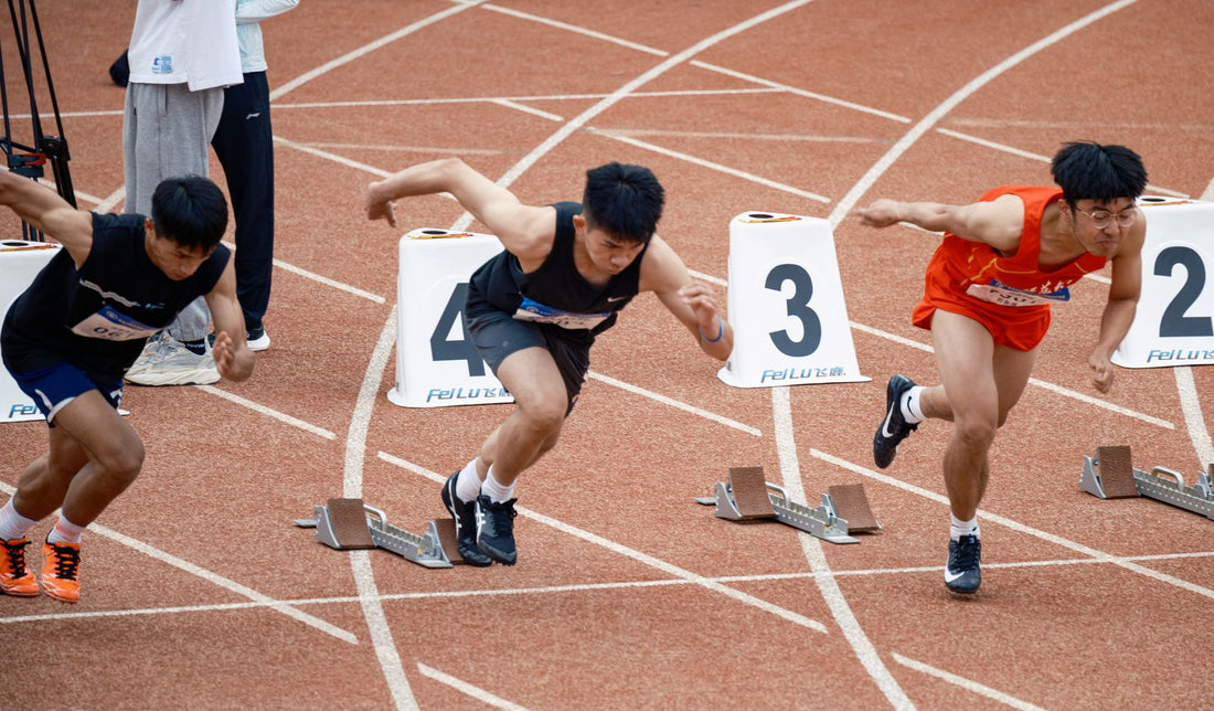Velocistes sortint dels tacs en una pista d'atletisme