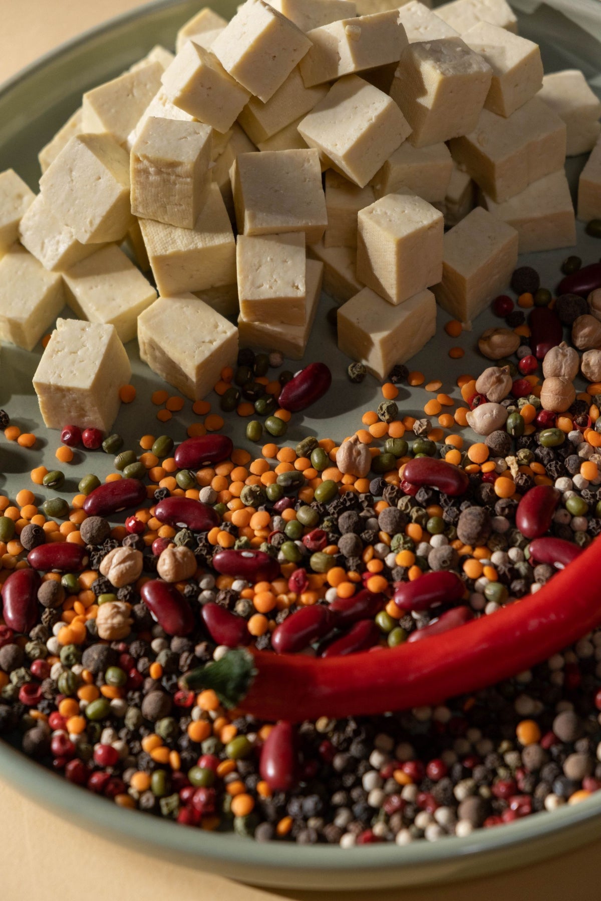 Plat amb tofu, llegums i pebrot: fonts de proteïna per a vegetarians