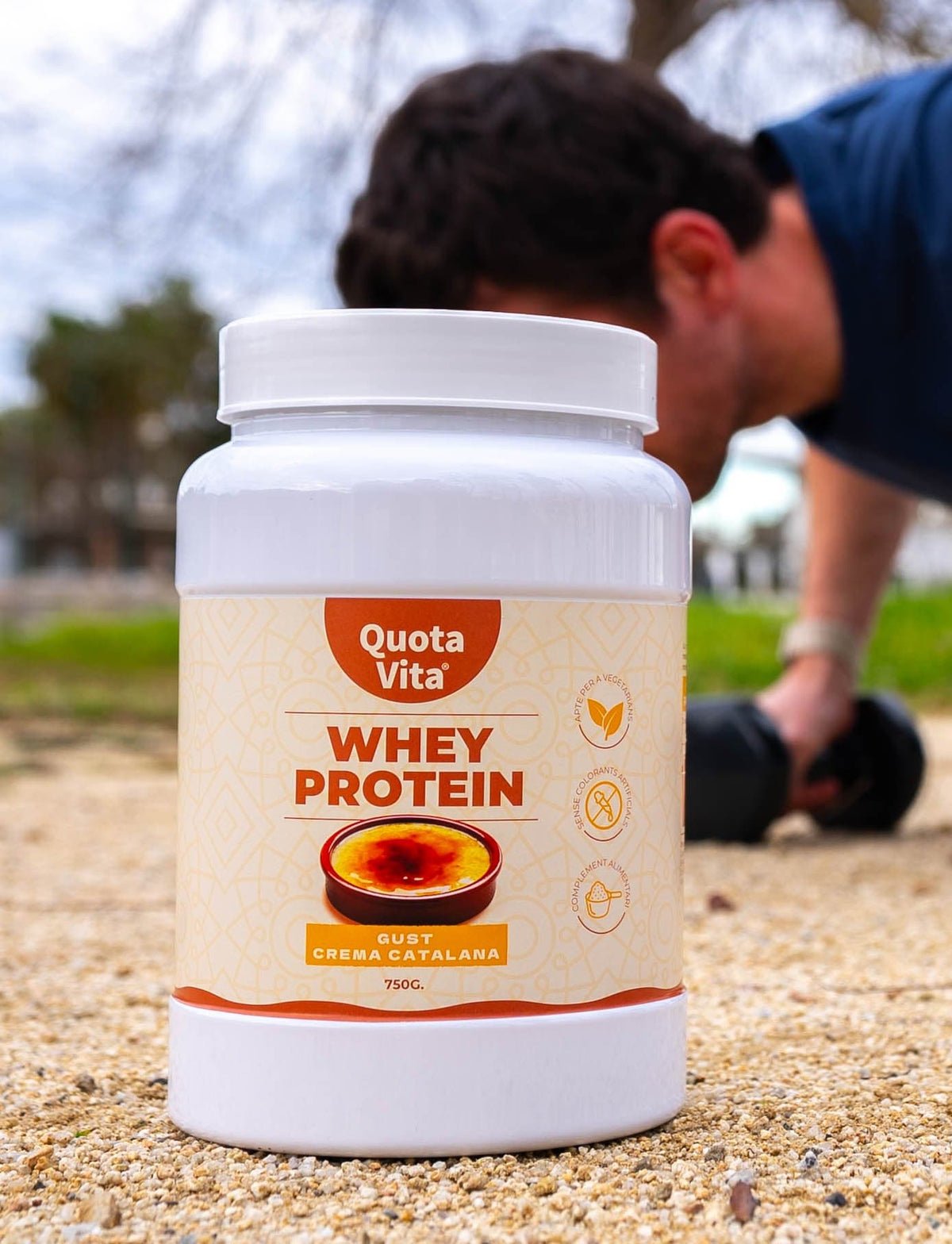 Pot de whey protein crema catalana sobre fons blanc - Quota Vita